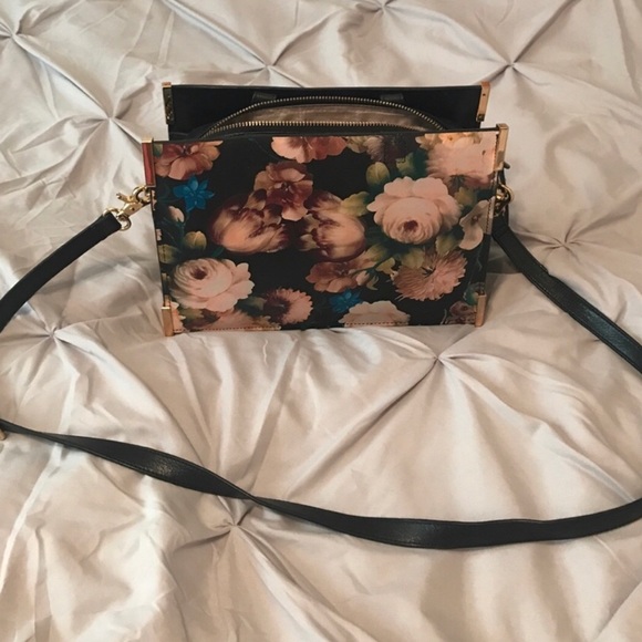 Cross body purse 👜 Great condition! - Picture 2 of 5